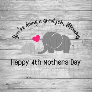 Puede incluir: Un fondo de madera gris con dos elefantes grises y un corazón rosa. El texto "You're doing a great job, Mommy" está por encima de los elefantes y el texto "Happy 4th Mothers Day" está por debajo de los elefantes.