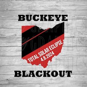 Könnte beinhalten: Ein rotes und schwarzes Grafikdesign des Bundesstaates Ohio mit dem Text "Buckeye Total Solar Eclipse 4.8.2024 Blackout" auf einem Holzmaserungshintergrund.