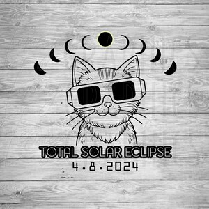 Könnte beinhalten: Schwarz-Weiß-Illustration einer Katze mit Sonnenfinsternisbrille, mit Mondphasen darüber. Der Text "TOTAL SOLAR ECLIPSE 4.8.2024" steht darunter. Das Bild befindet sich auf einem grauen Holzgrund.