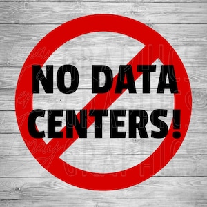 Op de afbeelding: Een rond bord met een dikke rode rand en een diagonale rode streep door het midden. De tekst NO DATA CENTERS! staat in grote, zwarte, schreefloze hoofdletters in het midden van het bord gedrukt, wat een duidelijk verbod aangeeft.