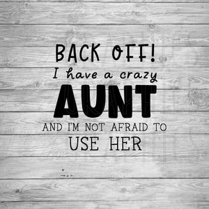Puede incluir: Texto en blanco y negro sobre un fondo de madera que dice "BACK OFF! I have a crazy AUNT AND I'M NOT AFRAID TO USE HER."