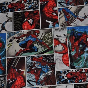 Puede incluir: Una tela colorida con un patr&oacute;n repetitivo de vi&ntilde;etas de c&oacute;mics que presentan a Spiderman en varias poses. Las vi&ntilde;etas est&aacute;n llenas de escenas de acci&oacute;n de Spiderman balance&aacute;ndose por la ciudad, luchando contra villanos y usando sus habilidades de telara&ntilde;a.