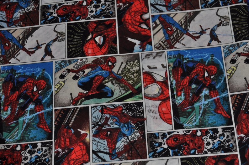 Puede incluir: Una tela colorida con un patr&oacute;n repetitivo de vi&ntilde;etas de c&oacute;mics que presentan a Spiderman en varias poses. Las vi&ntilde;etas est&aacute;n llenas de escenas de acci&oacute;n de Spiderman balance&aacute;ndose por la ciudad, luchando contra villanos y usando sus habilidades de telara&ntilde;a.
