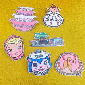 Puede incluir: Un conjunto de seis pegatinas de estilo vintage con un cuenco con estampado floral rosa y blanco, una cabeza de gato con estampado floral rosa y blanco, una cabeza de niña con estampado floral rosa y blanco, un pastel con estampado floral rosa y blanco, una casa con estampado floral rosa y blanco y un tarro con estampado floral rosa y blanco con el texto "Jam n Jelly".