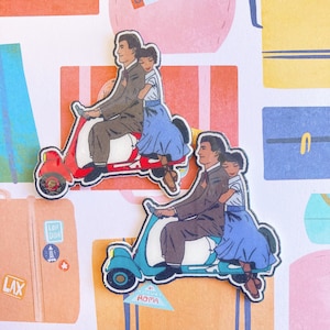 Könnte beinhalten: Zwei Paare fahren rote und blaue Roller. Die Roller haben weiße Räder und sind mit italienischen Flaggen verziert. Die Paare sind in Vintage-Kleidung gekleidet und lächeln.