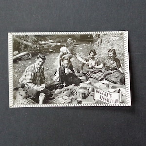 Carte postale vintage des années 1950 en noir et blanc des Pays-Bas - Des adolescents néerlandais sains faisant des choses pour adolescents