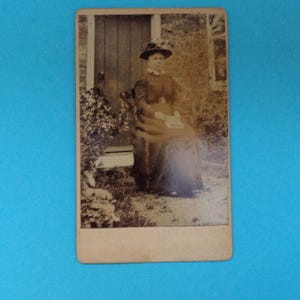Antyczna edwardiańska mała karta gabinetowa z lat 1900.