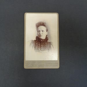 アンティーク ビクトリア朝 1890 年代 小型キャビネット カード写真
