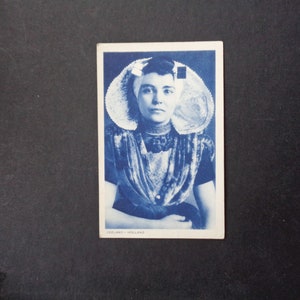 Carte postale hollandaise vintage des années 30 - Femme de Zélande en costume traditionnel - manuscrite et postée