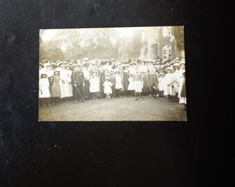 Fotografía antigua eduardiana de alrededor de 1900: reunión del pueblo en la casa grande