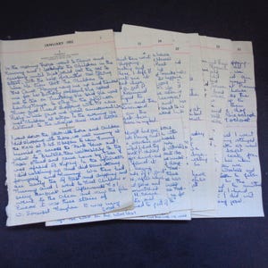 Op de afbeelding: Een stapel handgeschreven dagboekpagina's uit januari 1951, met blauwe inkt op verouderd papier. De pagina's zijn licht vergeeld, met zichtbare tekst en een paar inktvlekken. De dagboeknotities lijken in het Engels te zijn.