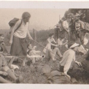Fotografia antiga em preto e branco da década de 1920 - Camping