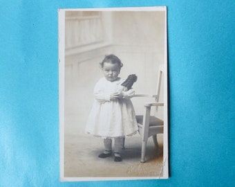 Carte postale édouardienne antique avec photographie réelle des années 1910 - Tout-petit et poupée