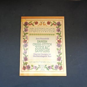 Echantillonneurs danois de points de croix pour le zodiaque - Créations personnalisées pour l'année astrologique par Jana Hauschild