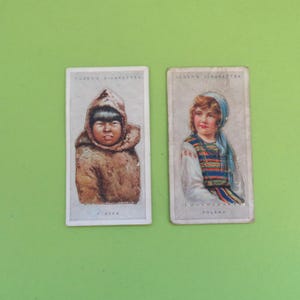 2 x antiche carte di sigarette Ogdens del 1923 - Carte pop-up "Children of All Nations" - Probabilità