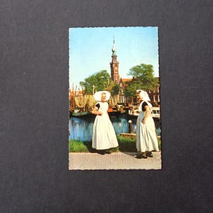 Carte postale hollandaise vintage des années 60 - Femmes en vêtements traditionnels de Zélande