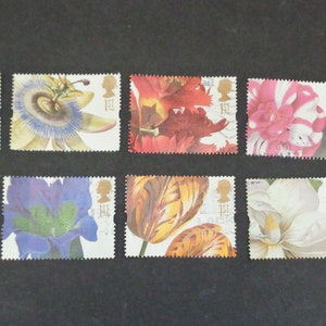 10 francobolli postali usati raffiguranti fiori provenienti dalla Gran Bretagna.