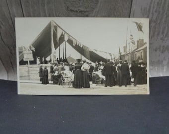 Postal antigua victoriana de la década de 1890 con fotografía real en blanco y negro: Reunión en el exterior de una iglesia wesleyana.