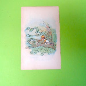 Op de afbeelding: Vintage illustratie van een stripfiguur op een tak, die een brief bezorgt aan een nest met eieren. Het personage draagt een geel en witte outfit. De achtergrond toont groen gebladerte en een lichtblauwe lucht.