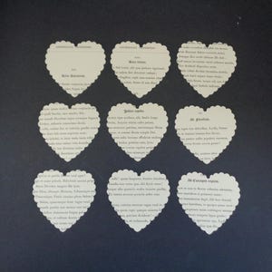 Antieke harten met Latijnse tekst uit de jaren 1880 - 10 x grote geschulpte papieren harten - Scrapbooking, collage, bewerkte kunst, kaarten maken, journaling
