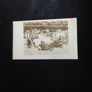 Cartão Postal Antigo Eduardiano 1913 Faded Sepia Real Photograph - Na Praia