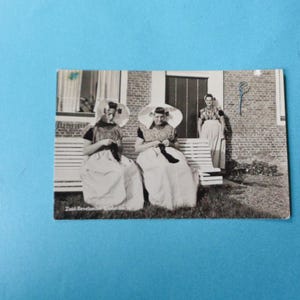 Carte postale hollandaise vintage des années 50 - Femmes tricotant des vêtements traditionnels - Manuscrite