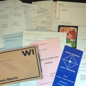 Gran lote de efímeras vintage del Instituto Británico de la Mujer (manuscritas y de papelería)