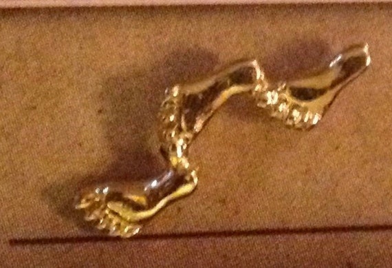 Vintage Gold Plated Tiny Feet Lapel/Tie Pin for N… - image 1
