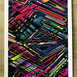 Puede incluir: Impresión de arte abstracto con fondo negro y formas geométricas de colores. La impresión se titula "Vegas Glass" y está numerada 2/50. La firma del artista y la fecha 2021 también están incluidas.