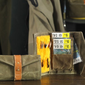 Portemonnaie aus gewachstem Canvas, Leder und Lammfell