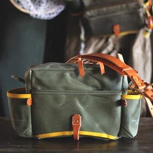 Minimalistische Fliegenfischertasche aus gewachstem Canvas und Leder mit vorne angebrachtem Netzschlitz und Creel Style Strap - Olive