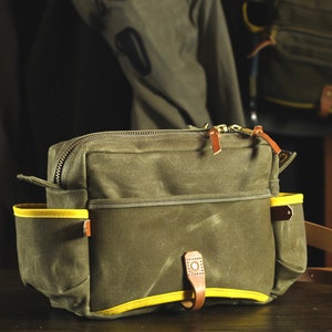 Minimalistische, gewachste Canvas- und Leder-Fliegenfischertasche mit vorne angebrachtem Kescherschlitz und Riemen im Creel-Stil - Braun