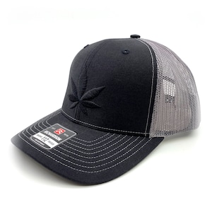 POTHEAD 3D-Puff Cannabis oder Pot Leaf Trucker Cap (Charcoal And Black) von gnarly