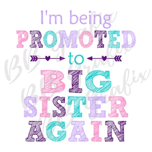 Archivo PNG digital "Me ascienden a hermana mayor otra vez" en rosa, morado y azul - Diseño de sublimación para anuncio de bebé. DESCARGA INSTANTÁNEA.