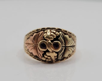 Anillo vintage de oro negro de 10k y 12k con rubí profundo - Talla 9
