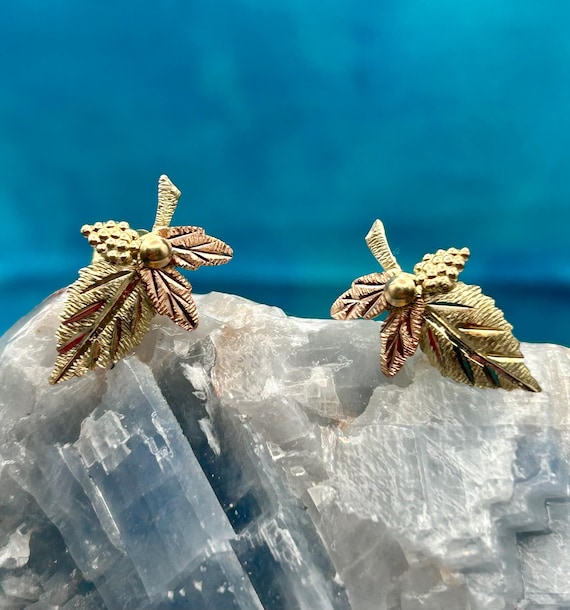 VINTAGE Gold Diggers 10k Black Hills Gold Leaf Stud Earrings