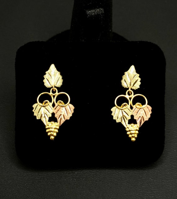 Landstroms black 2024 hills gold earrings