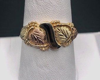Vintage South Dakota Gold Company 10K Black Hills Gold Ring in Grape and Leaf Motif Set With Unidentified Black Stone SIZE 10
