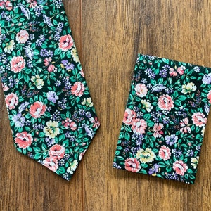 Floral Tie-Flower Tie-Black Tie- Floral print-Free shipping- Skinny Tie-Flower Ties-Black Flower Tie-Neck tie-Tie and Pocket Square