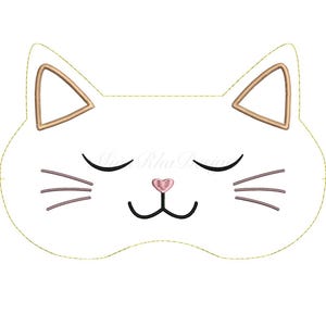 Puede incluir: Máscara para dormir blanca con un diseño de cara de gato. La máscara presenta ojos cerrados, bigotes y una nariz rosa en forma de corazón. Las orejas y el contorno son de color marrón claro.
