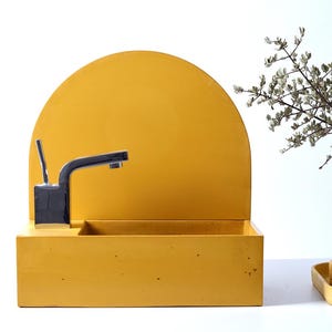 Lavabo avec robinetterie intégrée et dosseret gratuit.