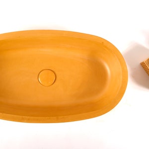 Großes gelbes Waschbecken mit einzigartiger Aufbewahrungsmöglichkeit für Make-Up-Pinsel