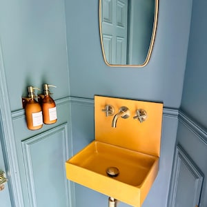 Lavabo jaune profond à dosseret en maïs : rehaussez votre salle de bain