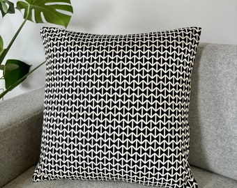 Maharam Double Triangles by Alexander Girard 459840–001 Black/White Pillow Cover