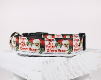 Pode incluir: Coleira de cão preta com fundo branco e um padrão repetido de um rosto de palhaço com o texto "They All Float Down Here".