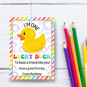Druckbare Glückliche Ente Zurück zu Schulgeschenkanhänger Bearbeitbare Gummiente Geschenkanhänger erster Schultag Klassenzimmer Spielzeug Schlüsselring Non-Food-Tag-Vorlage