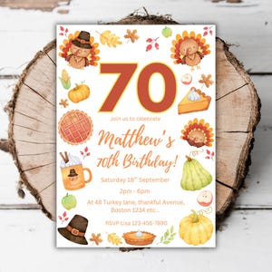 Puede incluir: Una colorida invitación de cumpleaños número 70 con un tema de Acción de Gracias. La invitación presenta ilustraciones de pavos, calabazas, pastel y el texto "Matthew's 70th Birthday!" con detalles del evento. El diseño está sobre un fondo blanco.