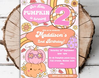 Może przedstawiać: Różowo-pomarańczowe zaproszenie urodzinowe z kreskówkowymi dyniami i kwiatami. Tekst brzmi "Our Little Pumpkin is turning 2". Zaproszenie zawiera datę, godzinę i miejsce przyjęcia.