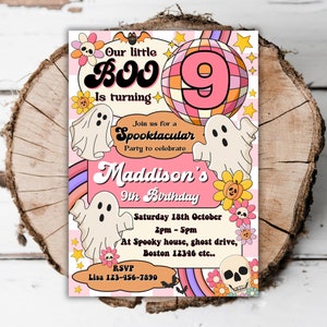 Può includere: Un invito rosa e bianco con una palla da discoteca e fantasmi. Il testo recita "Our little Boo is turning 9. Join us for a Spooktacular Party to celebrate Maddison's 9th Birthday. Saturday 18th October 2pm - 5pm At Spooky house, ghost drive, Boston 12346 etc... RSVP Lisa 123-456-7890"
