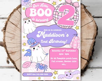Peut inclure: Une invitation d'anniversaire aux couleurs pastel sur le thème d'Halloween. Elle présente des fantômes, des chauves-souris, des étoiles et une citrouille. Le texte comprend "Our Little BOO is turning" et "Maddison's 2nd Birthday!" avec les détails de l'événement.